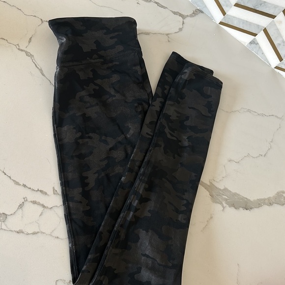 Spanx Faux Leather Camo Leggings small and xsmall - Picture 6 of 8